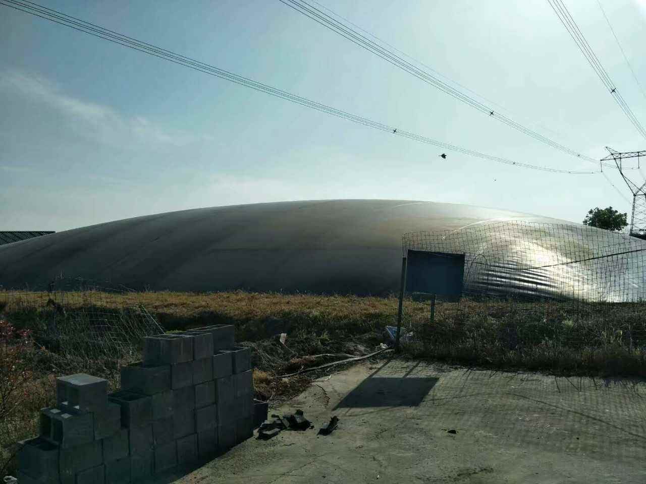 修筑完工的外圍堰鋪設(shè)土工膜表面一定要加寬嗎？